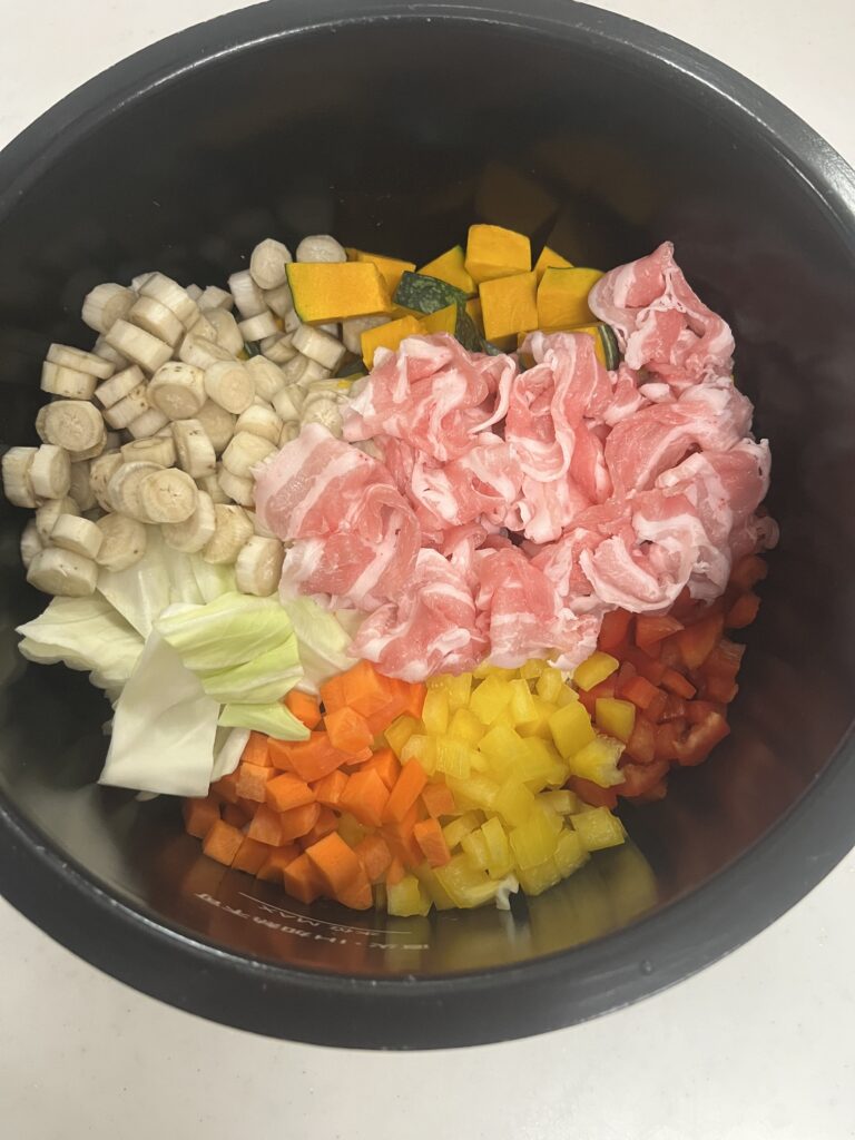 
ホットクックのトマトスープに細かく刻んで入れる野菜（人参、パプリカ、かぼちゃ、ごぼう、キャベツ）と豚バラ肉⁠



