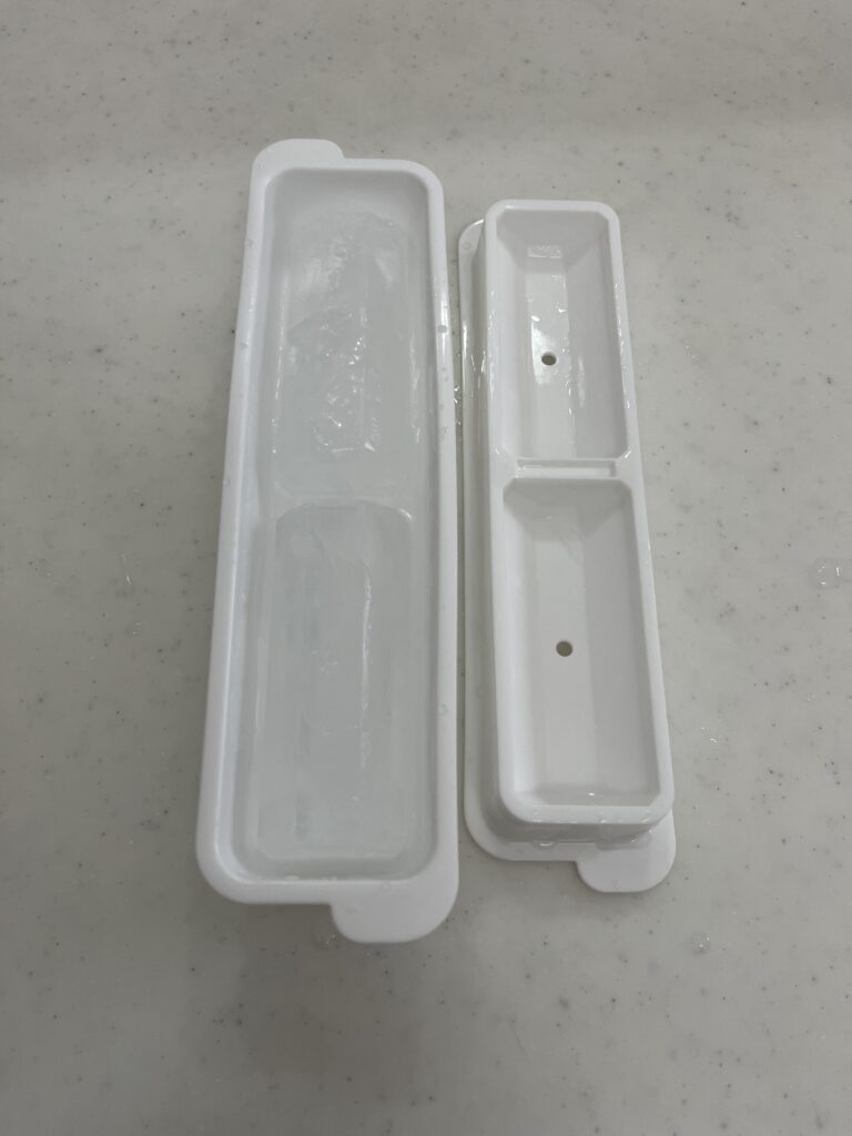 氷嚢(ひょうのう)用に大きなスティック氷を作ることができる、手動の製氷トレイ