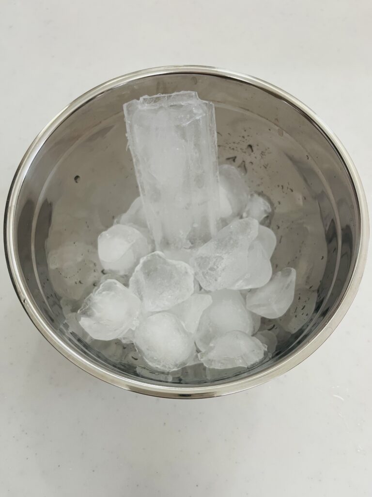 製氷機のバラ氷の中に、手作りの大きなスティック氷を1本混ぜることで保冷力を高める、氷嚢(ひょうのう)の工夫