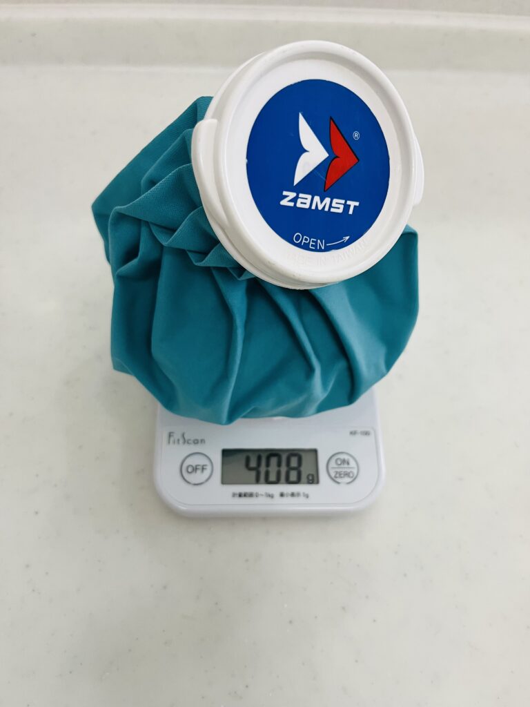 子どもが持ち運びやすく、しっかり冷やせるベストな量「約400g」をスケールで測っている様子