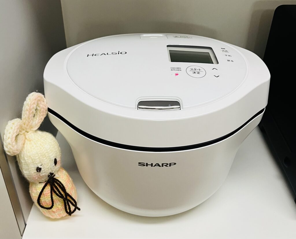 ⁠娘手作りのうさぎのぬいぐるみと並ぶホットクック⁠